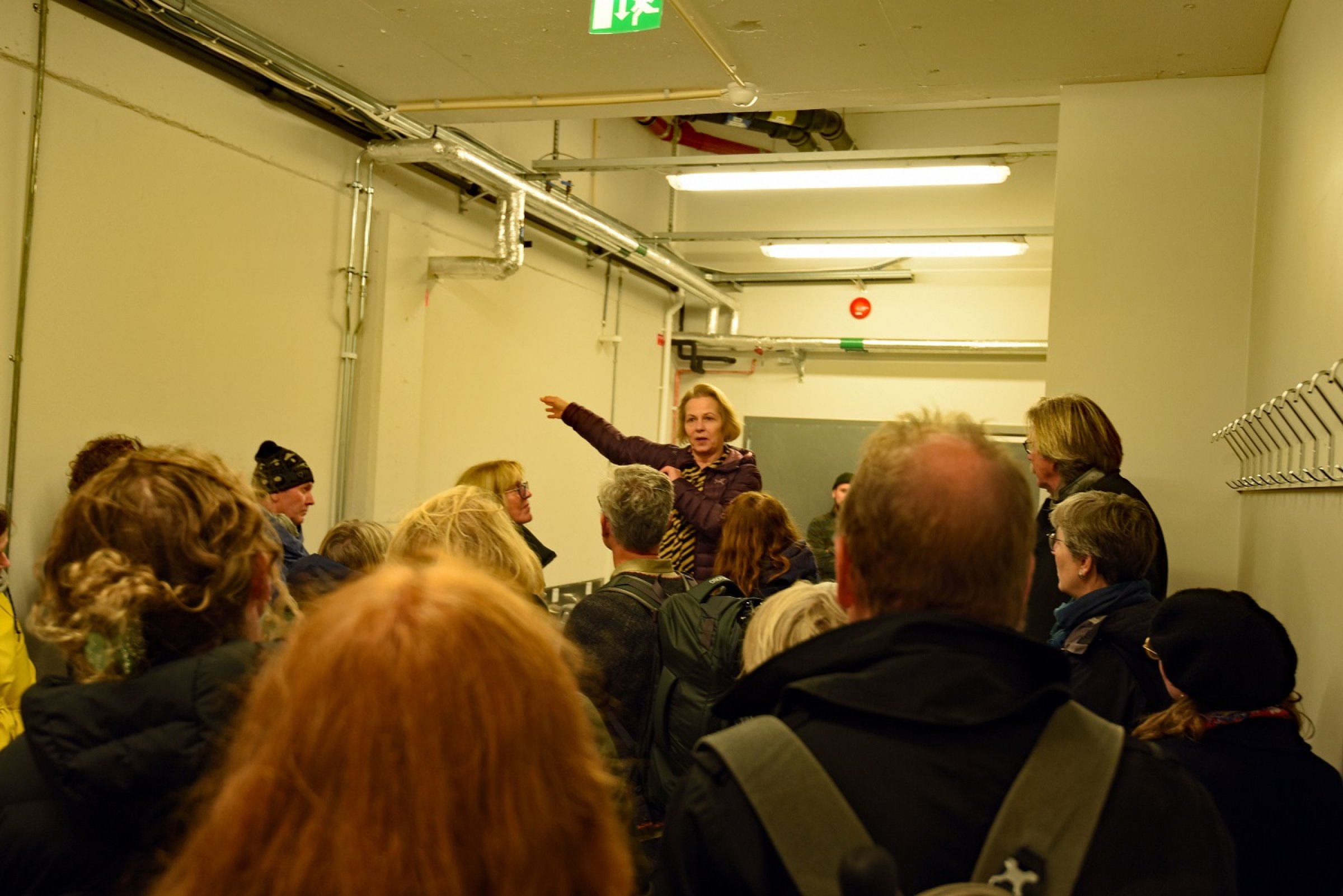 Forskningsrådet får omvisning på Fiskelaboratoriet på Ås. Foto: Asle Haukaas
