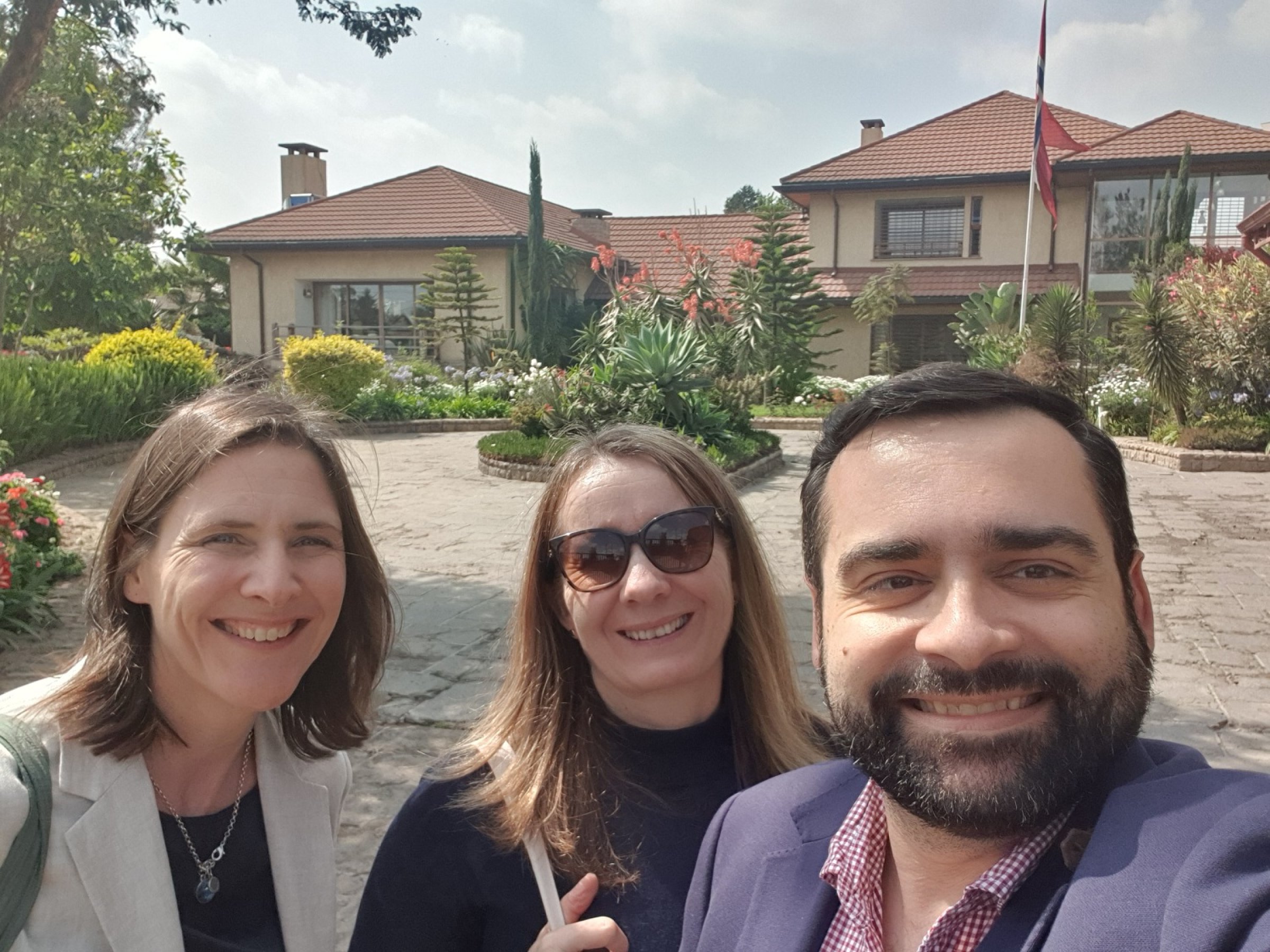Hannah Jørgensen, Siv Klevar og Carlos das Neves fra Veterinærinstituttet. Her på besøk i Norges ambassade i Addis Ababa i Etiopia. Foto: Carlos das Neves.