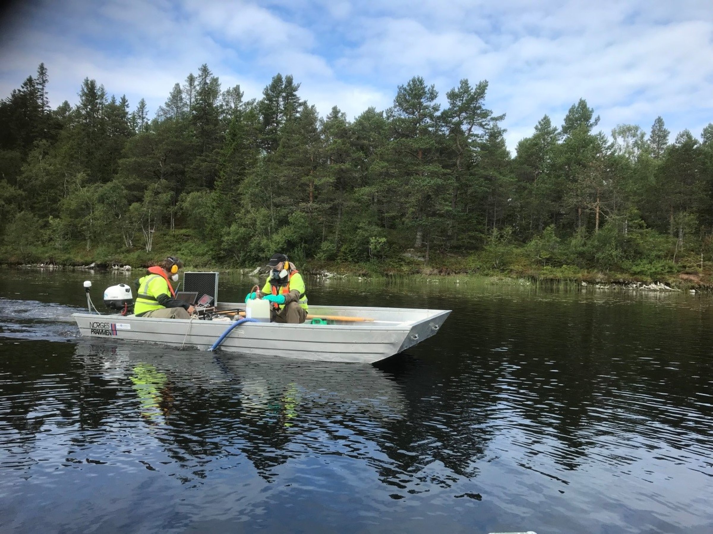 Overflatedosering av rotenonløsning fra båt i Glennsettjønna. Foto: Anton Rikstad/Fylkesmannen i Trøndelag.