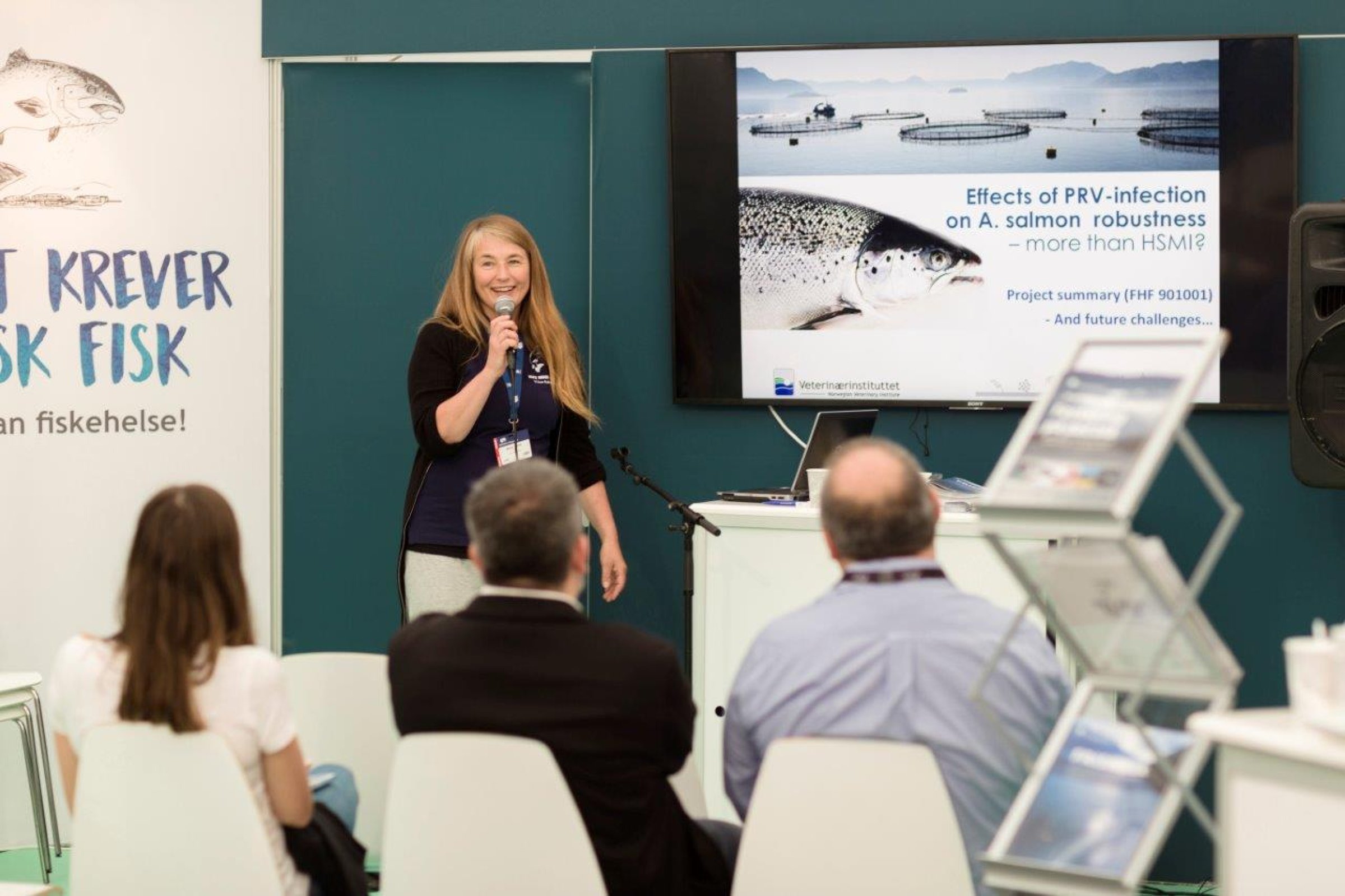 Bilde fra AquaNor 2017. Maria K. Dahle holder foredrag om PRV-infeksjon på Veterinærinstituttes stand. Fotoe Jonatan Stone